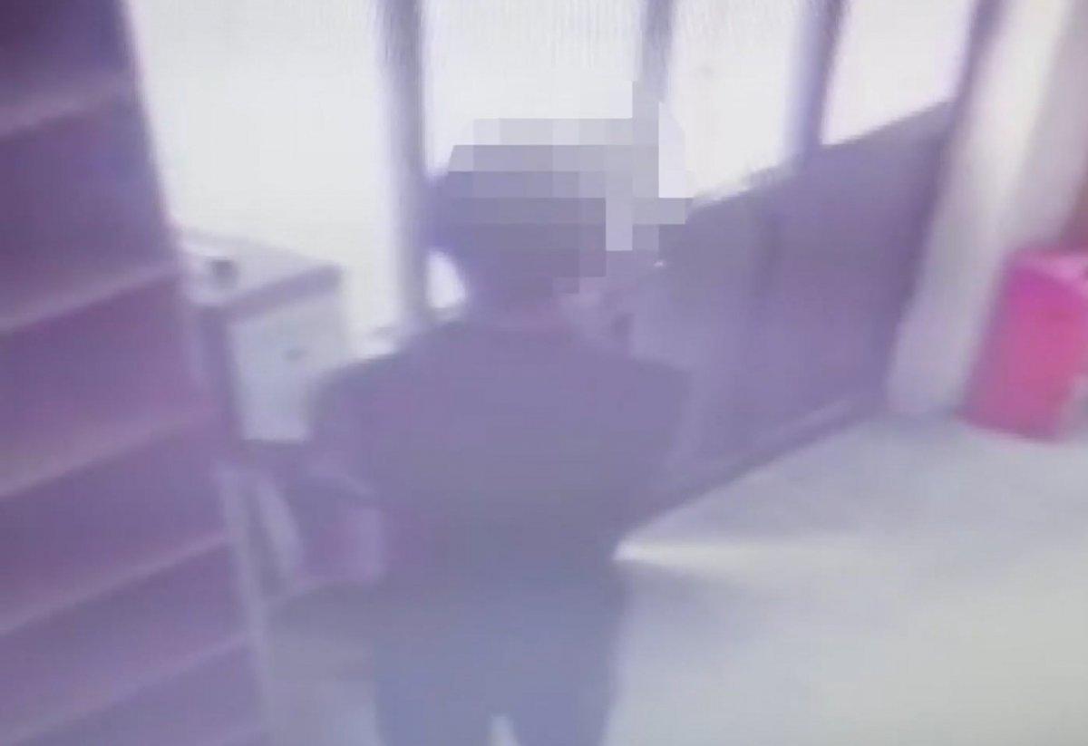 Kocaeli’de camideki sadaka kutusunun çalınma anları kamerada