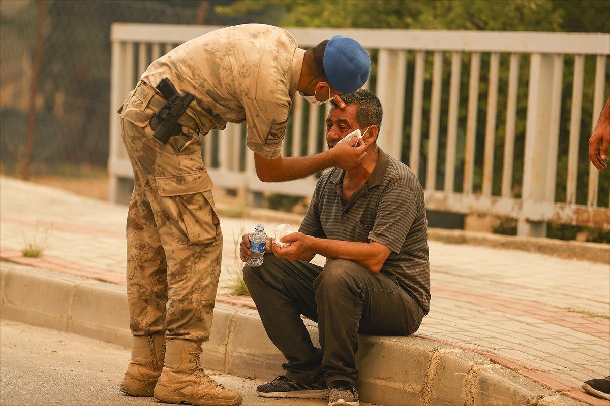 Manavgat'ta güvenlik güçlerinden vatandaşlara destek