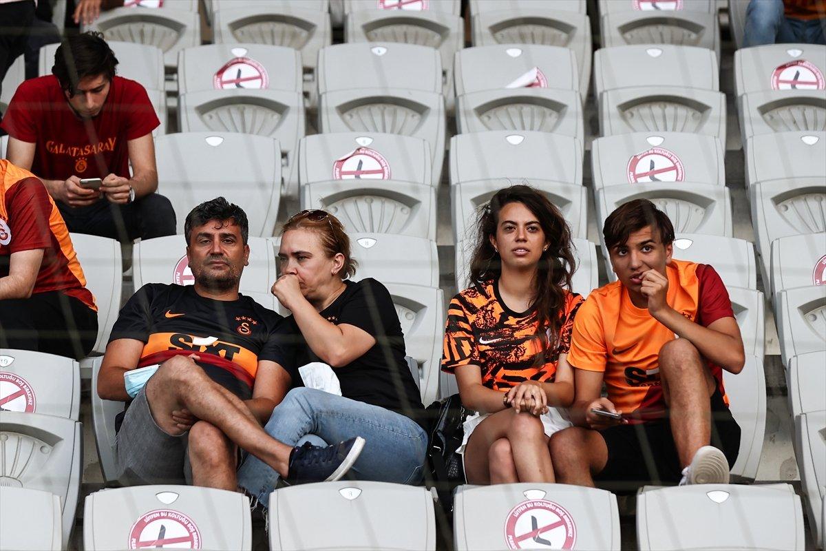 Galatasaray taraftarı PSV maçına giriş yaptı