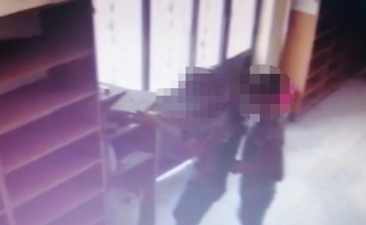 Kocaeli’de camideki sadaka kutusunun çalınma anları kamerada