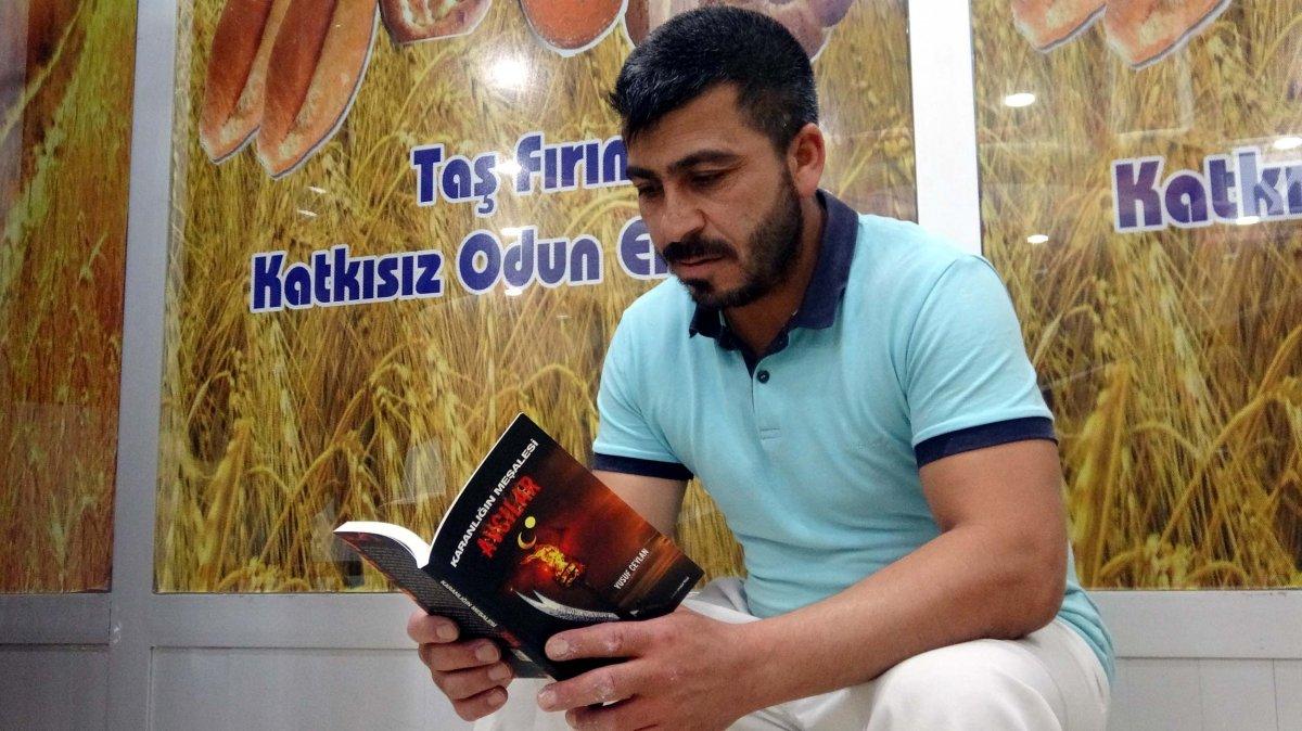 Yazdığı romanını tarlada çapa yaparak biriktirdiği parayla bastırdı