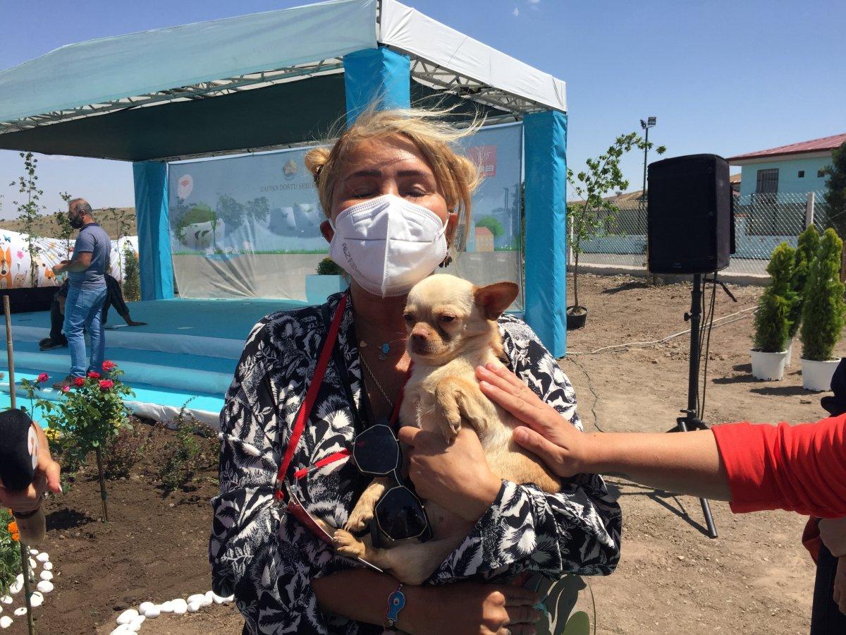 Yonca Evcimik, Emine Erdoğan aracılığıyla 'can dostu'nu buldu