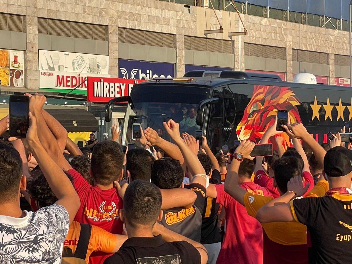 Galatasaray taraftarı PSV maçına giriş yaptı