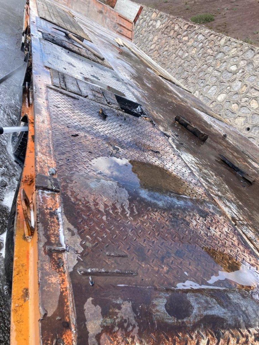 Erzurum’da seyir halindeki tırın çekicisinde yangın
