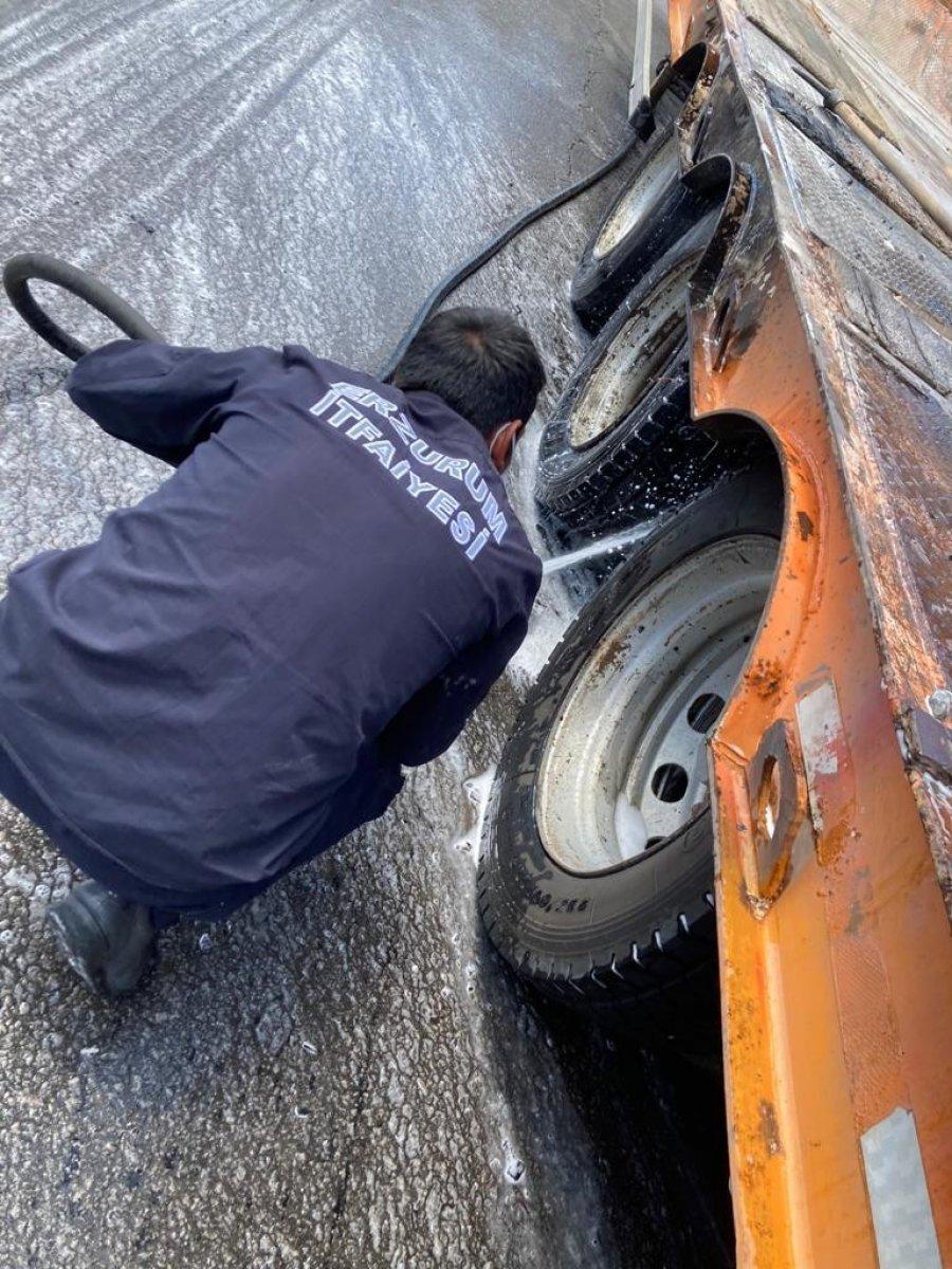 Erzurum’da seyir halindeki tırın çekicisinde yangın