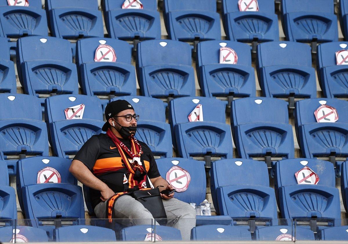 Galatasaray taraftarı PSV maçına giriş yaptı