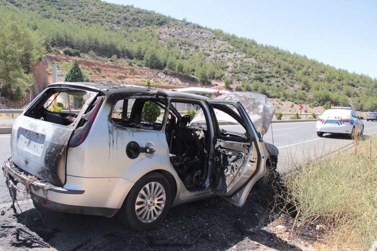 Muğla’da yanan otomobil kullanılamaz hale geldi