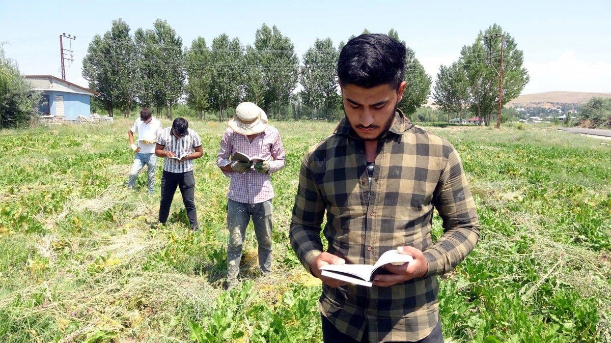 Yazdığı romanını tarlada çapa yaparak biriktirdiği parayla bastırdı