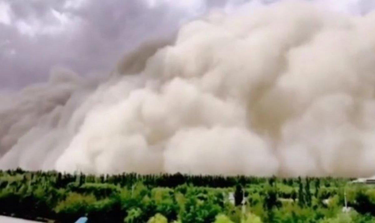 Çin şehrini yutan 91 metrelik kum fırtınası