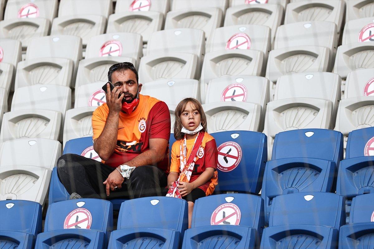 Galatasaray taraftarı PSV maçına giriş yaptı