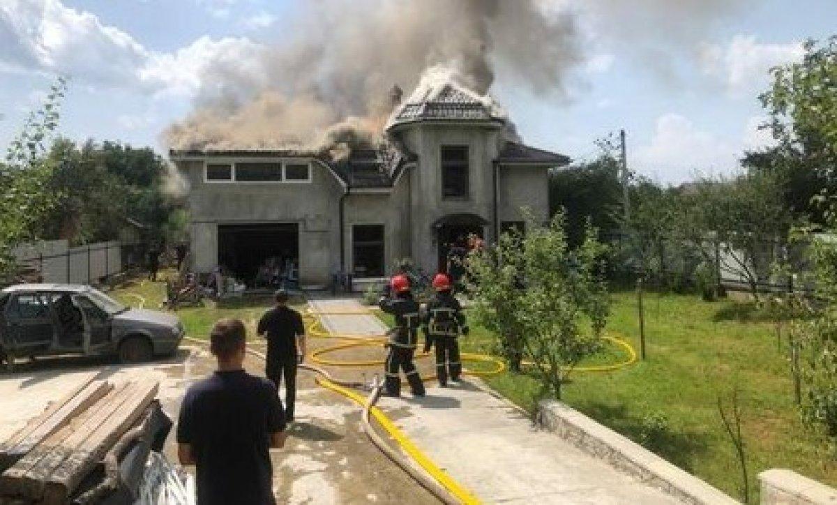 Ukrayna'da hafif spor uçak evin üstüne düştü: 4 ölü