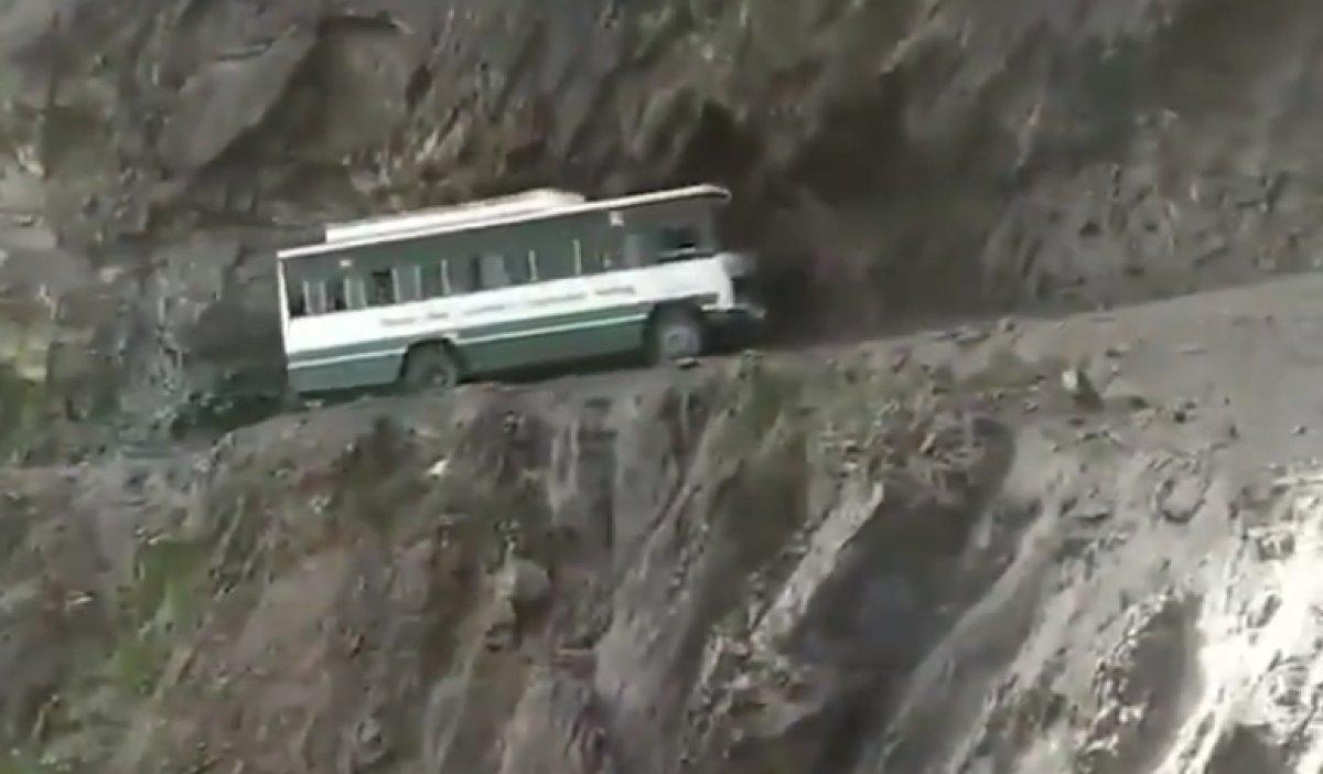 Hindistan'da üstünden şelale akan tehlikeli yol