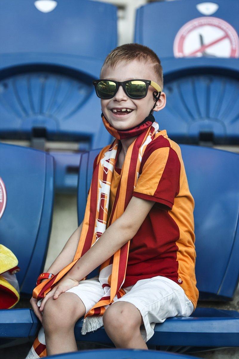 Galatasaray taraftarı PSV maçına giriş yaptı