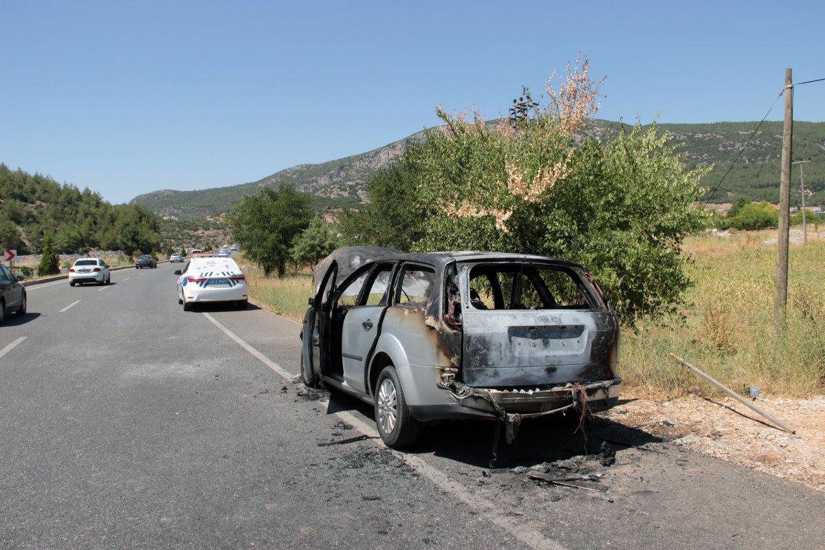 Muğla’da yanan otomobil kullanılamaz hale geldi