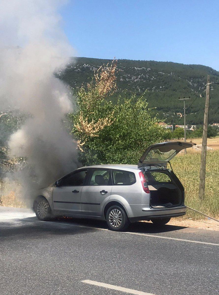 Muğla’da yanan otomobil kullanılamaz hale geldi