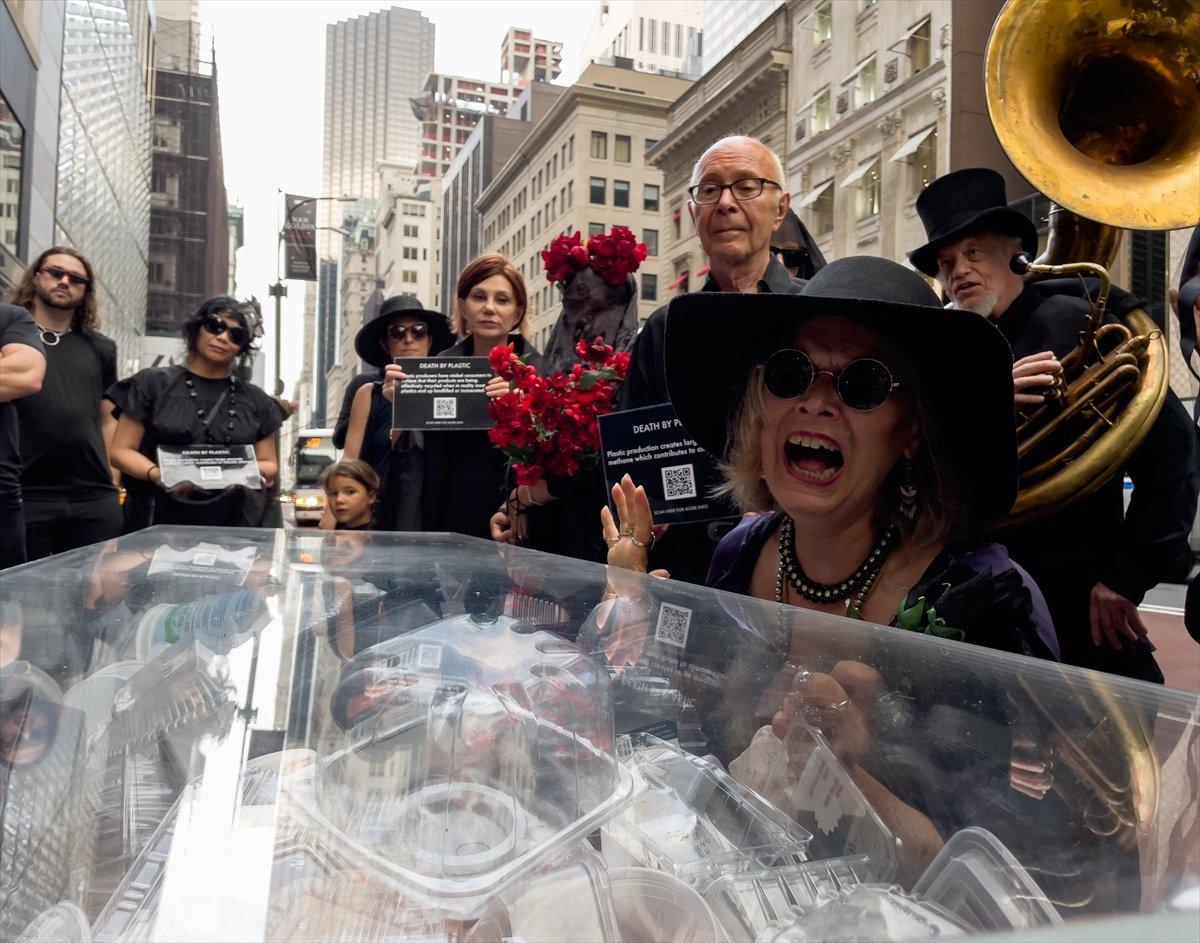 ABD’de ‘plastikten ölüm’ temalı çevre protestosu