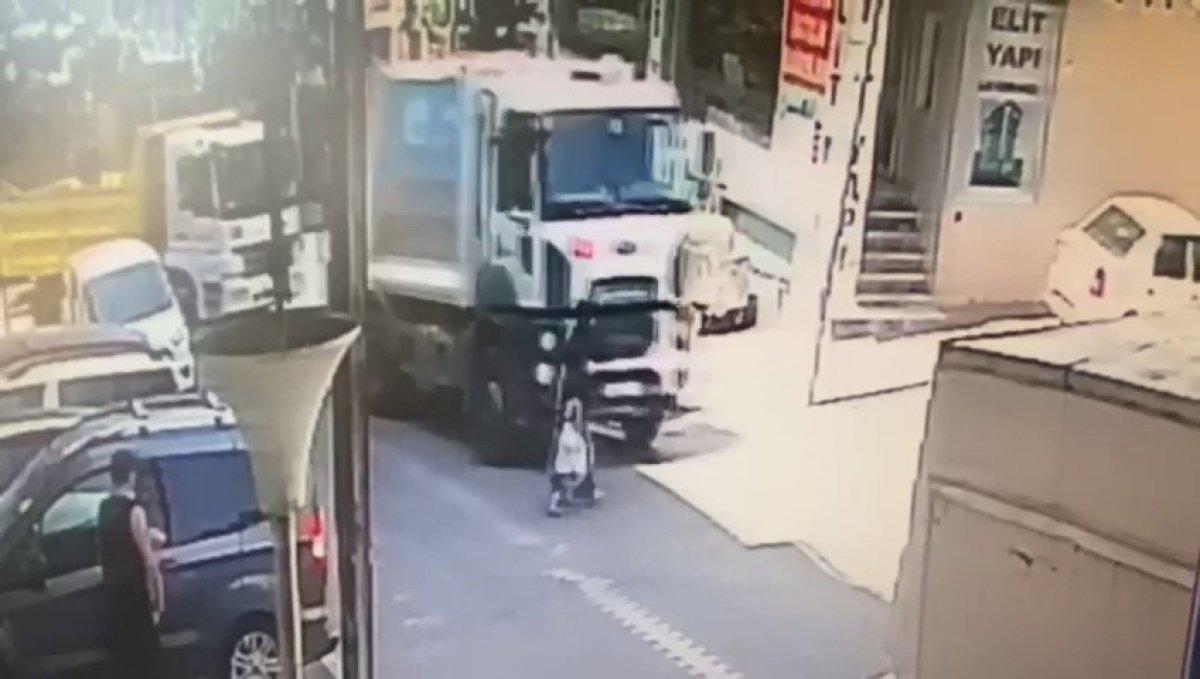 Esenyurt’ta çöp kamyonu altında kalan anne ve oğlu