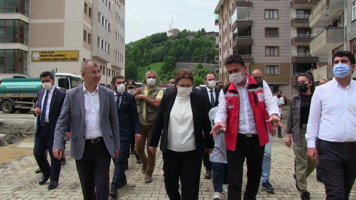 Aile ve Sosyal Hizmetler Bakanı Derya Yanık, Arhavi’deki sel bölgesinde incelemelerde bulundu