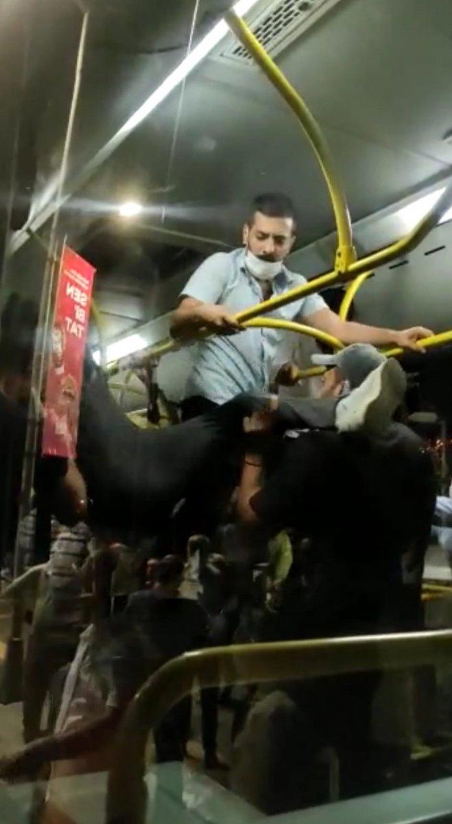 Üsküdar’da, otobüste maske kavgası