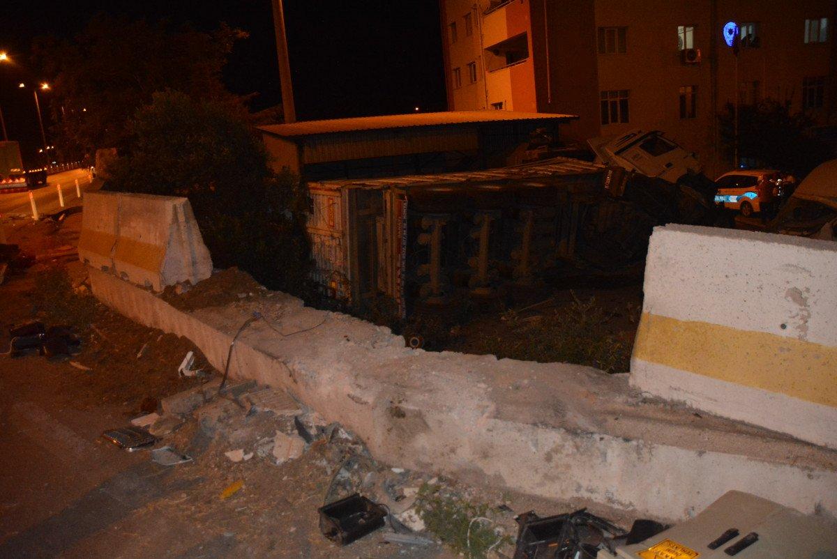 Balıkesir’de tır beton bariyerleri aşıp, emniyetin bahçesine girdi