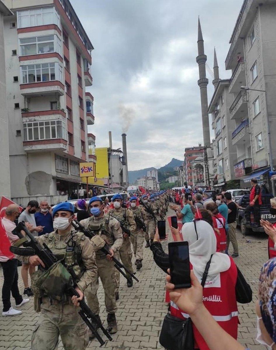 Artvin'deki selde görev yapan yaklaşık 500 komando, alkışlarla uğurlandı