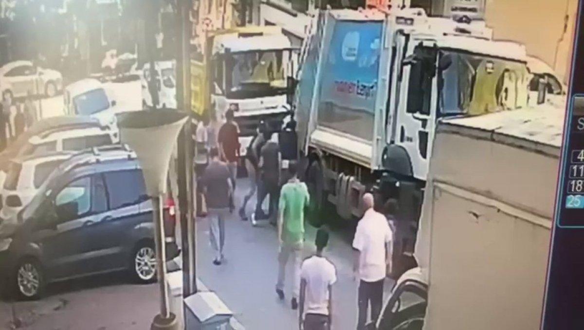 Esenyurt’ta çöp kamyonu altında kalan anne ve oğlu