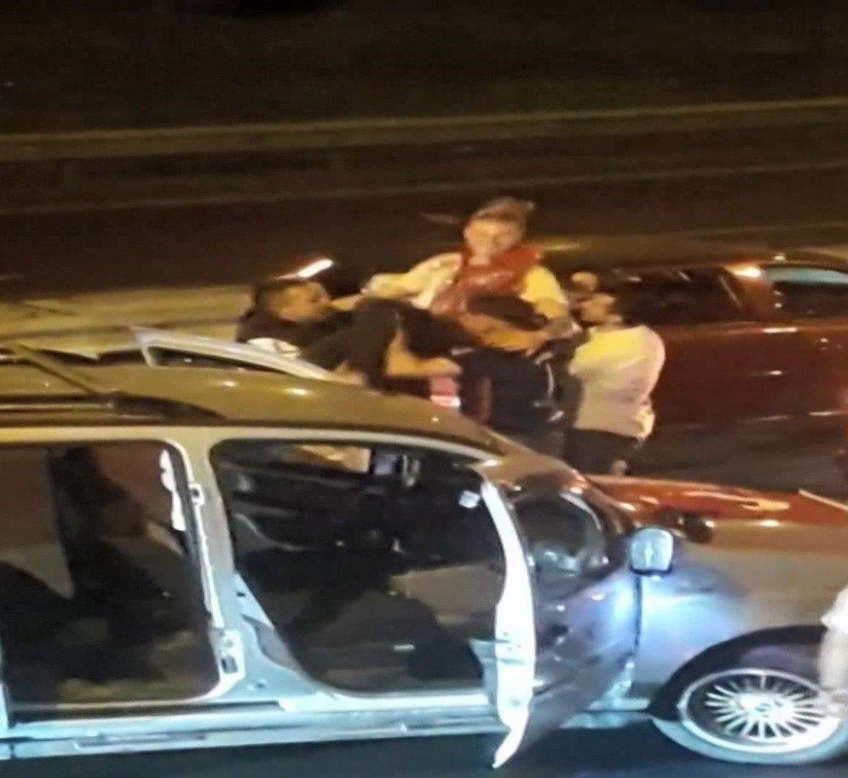 Esenler’de yolcu otobüsünün önünü kesip eğlendiler