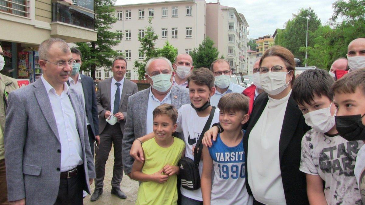 Aile ve Sosyal Hizmetler Bakanı Derya Yanık, Arhavi’deki sel bölgesinde incelemelerde bulundu