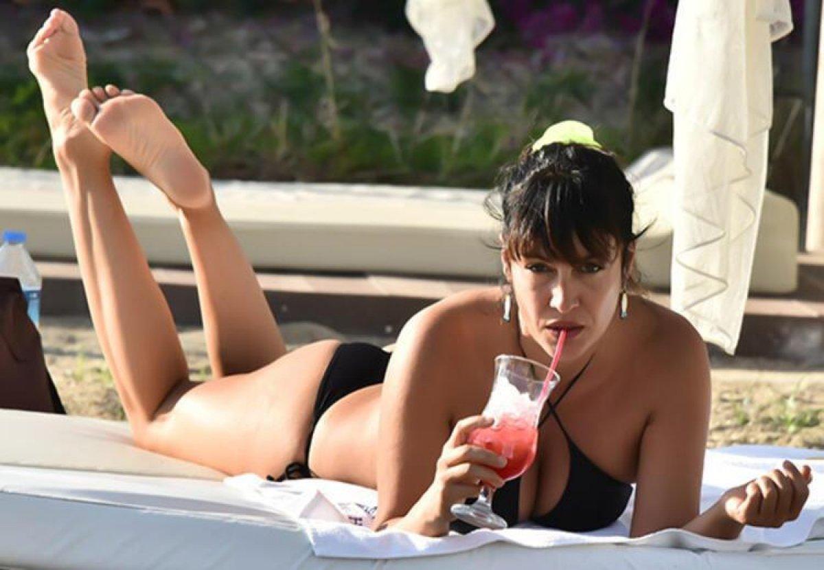 Tuğba Ekinci'den havuz başı pozları