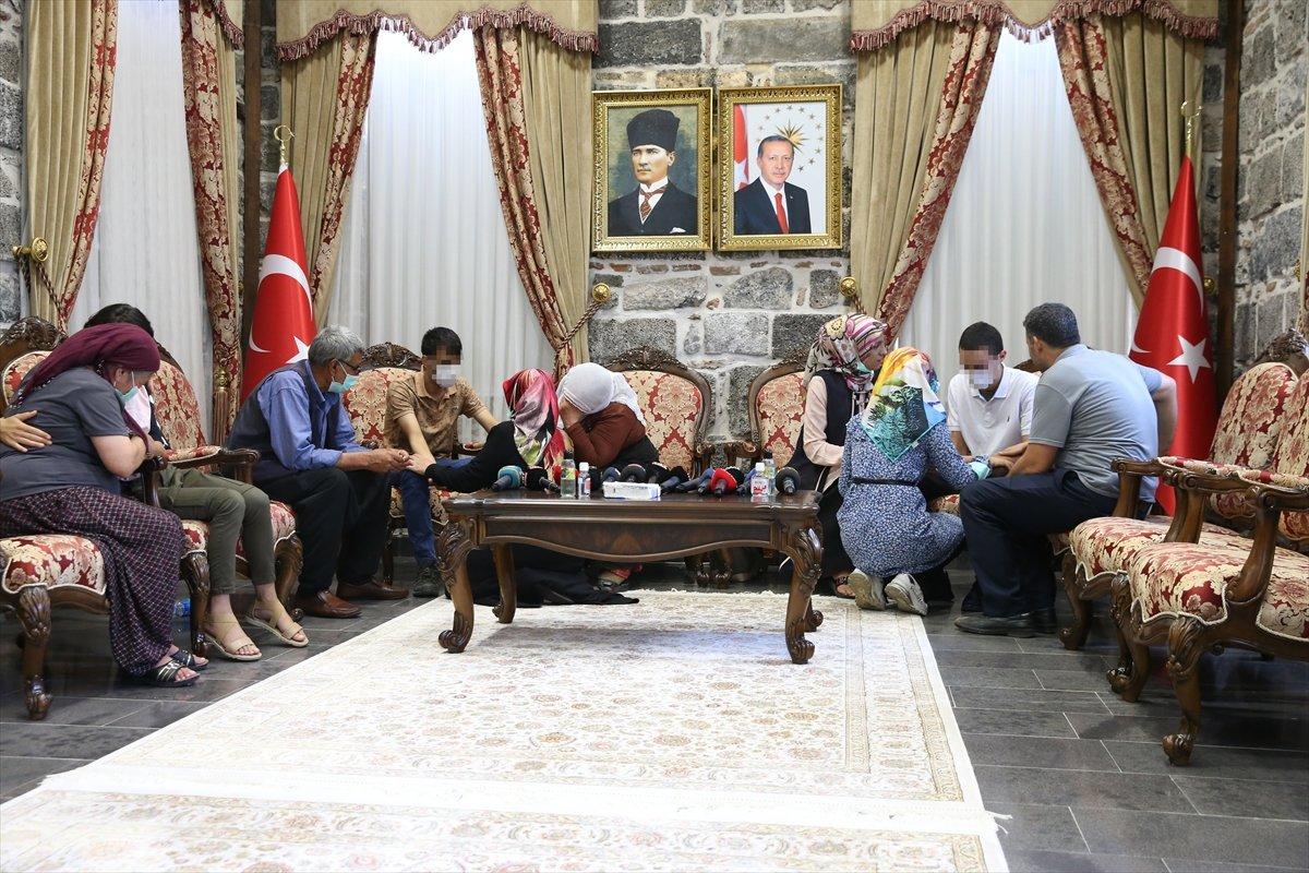 Diyarbakır'da oturma eylemi yapan 3 aile daha evlatlarına kavuştu