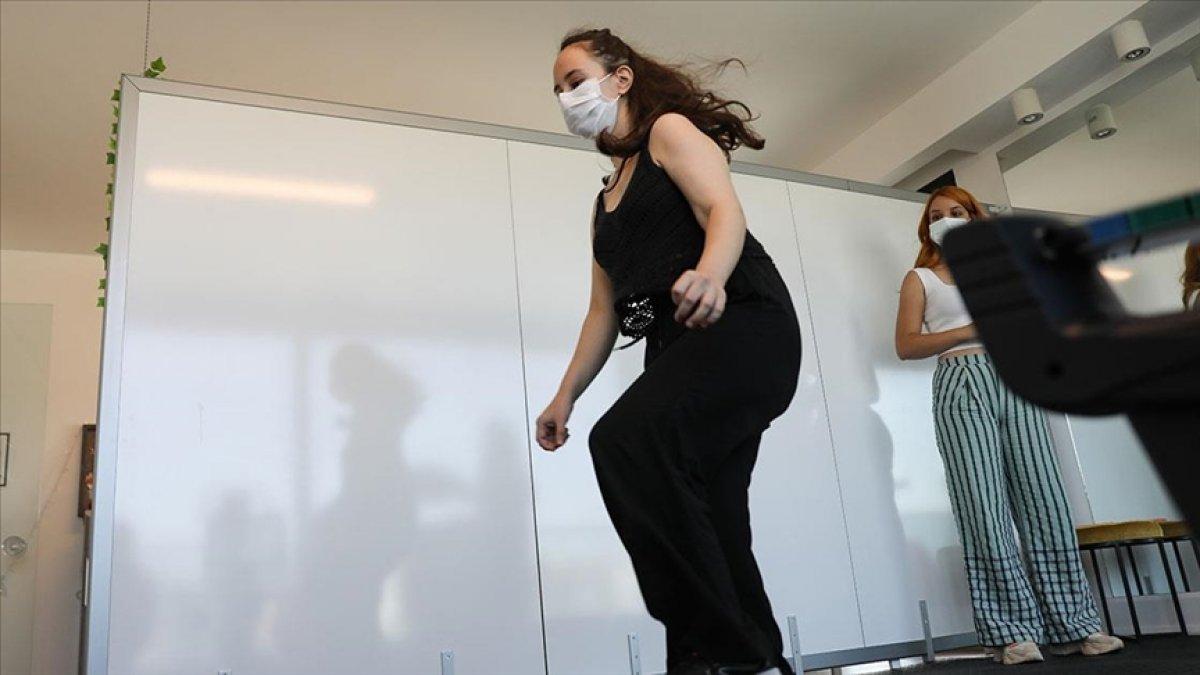 İzmir depreminde 17 saat enkaz altında kalan İnci, 9 ay sonra iyileşti