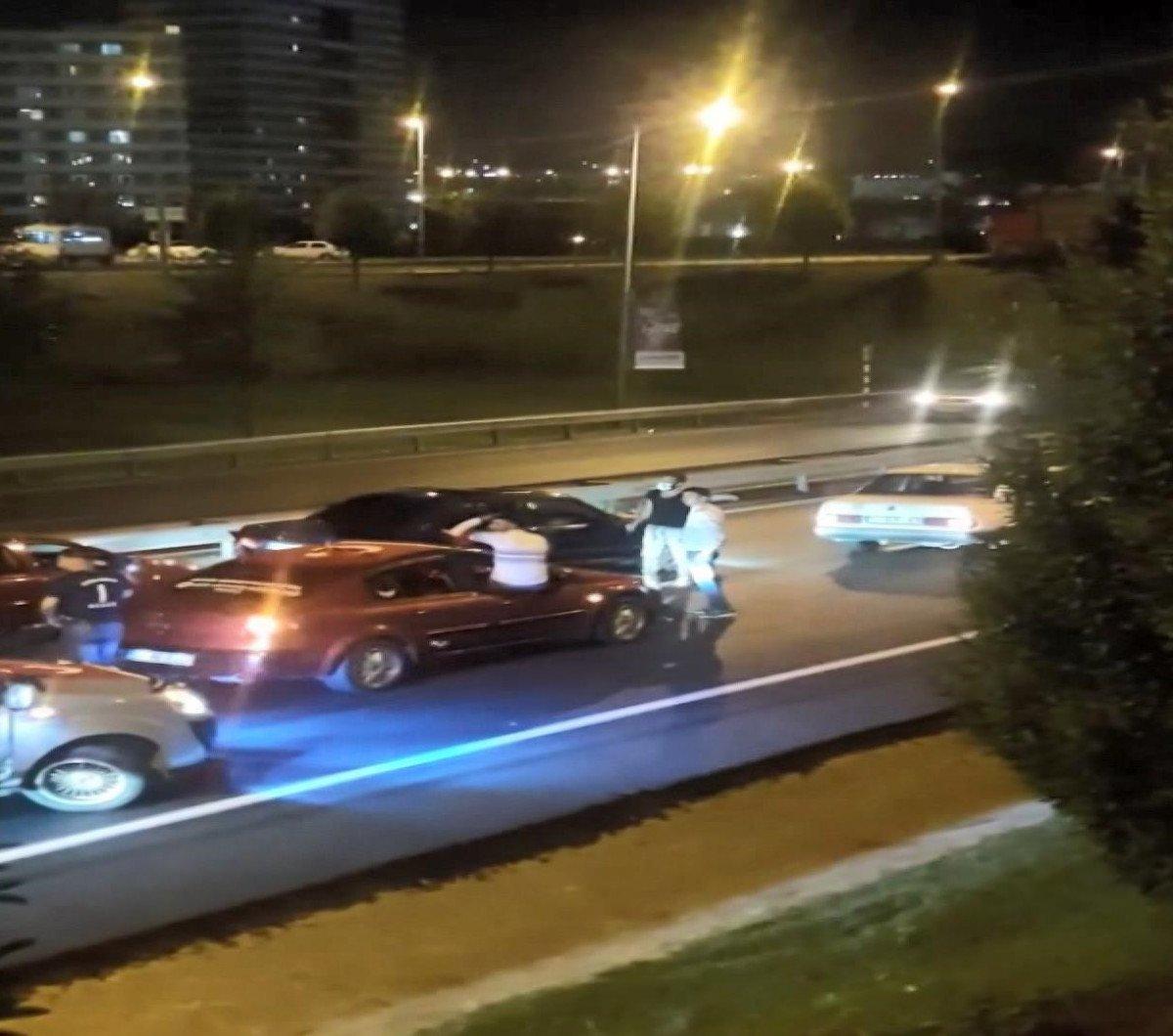 Esenler’de yolcu otobüsünün önünü kesip eğlendiler