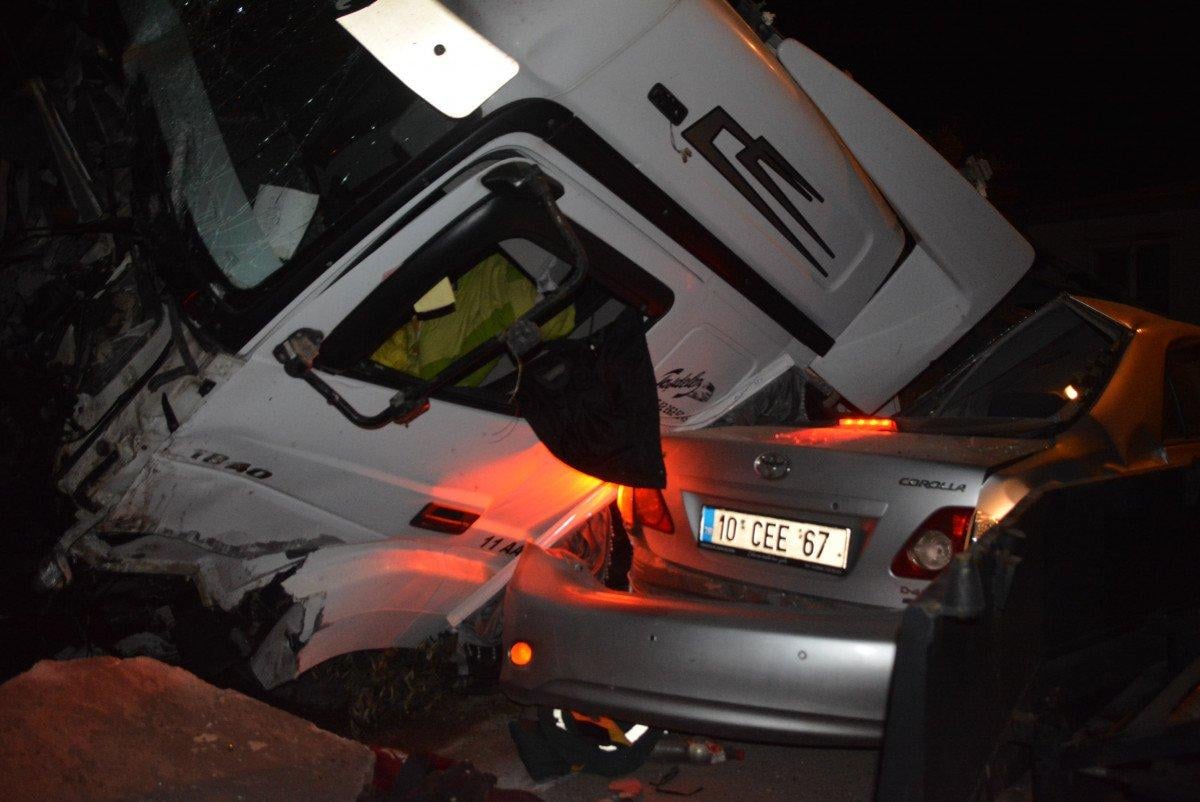 Balıkesir’de tır beton bariyerleri aşıp, emniyetin bahçesine girdi