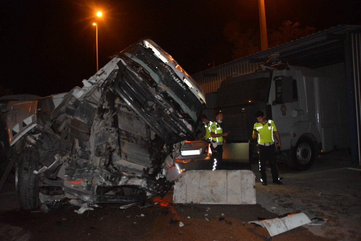 Balıkesir’de tır beton bariyerleri aşıp, emniyetin bahçesine girdi