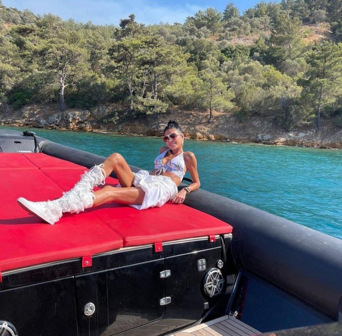 Süreyya Yalçın, Bodrum'da yangının olduğu bölgede poz verdi