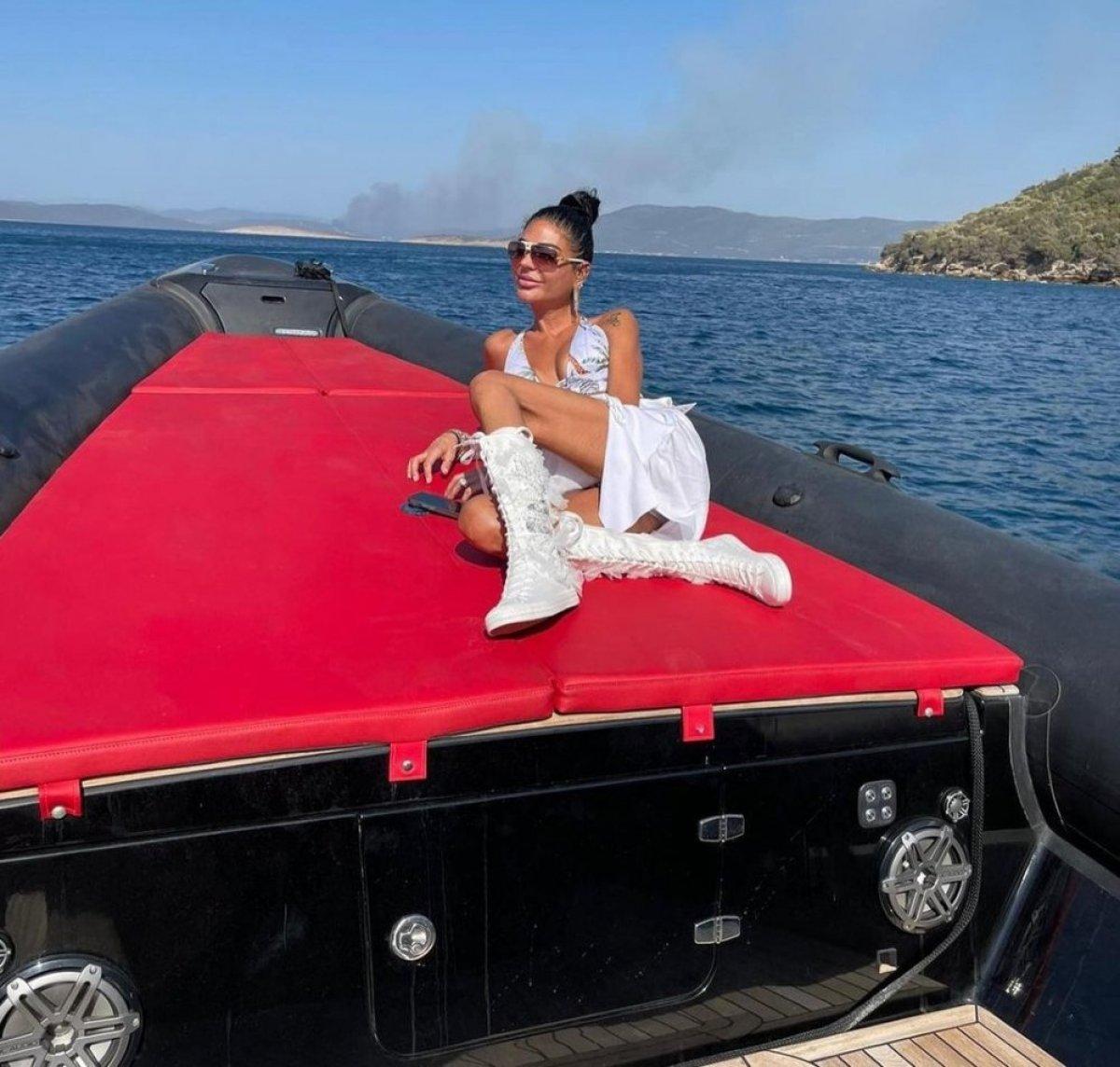 Süreyya Yalçın, Bodrum'da yangının olduğu bölgede poz verdi