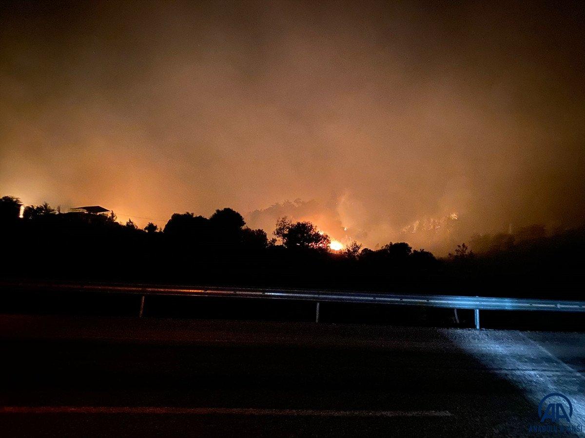 Adana'da orman yangını nedeniyle 5 köy tahliye edildi