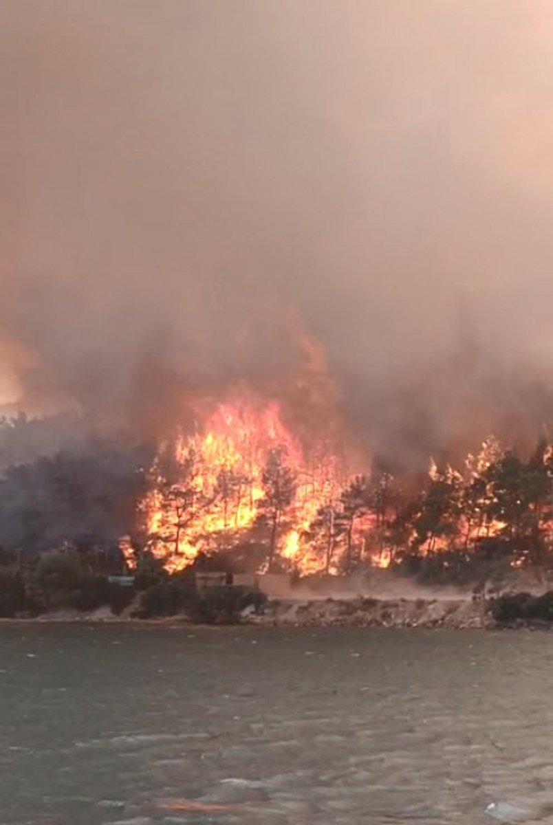 Muğla'daki alevler iki otelin bahçesine kadar geldi