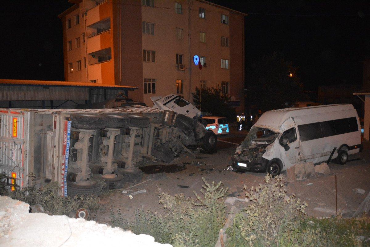 Balıkesir’de tır beton bariyerleri aşıp, emniyetin bahçesine girdi