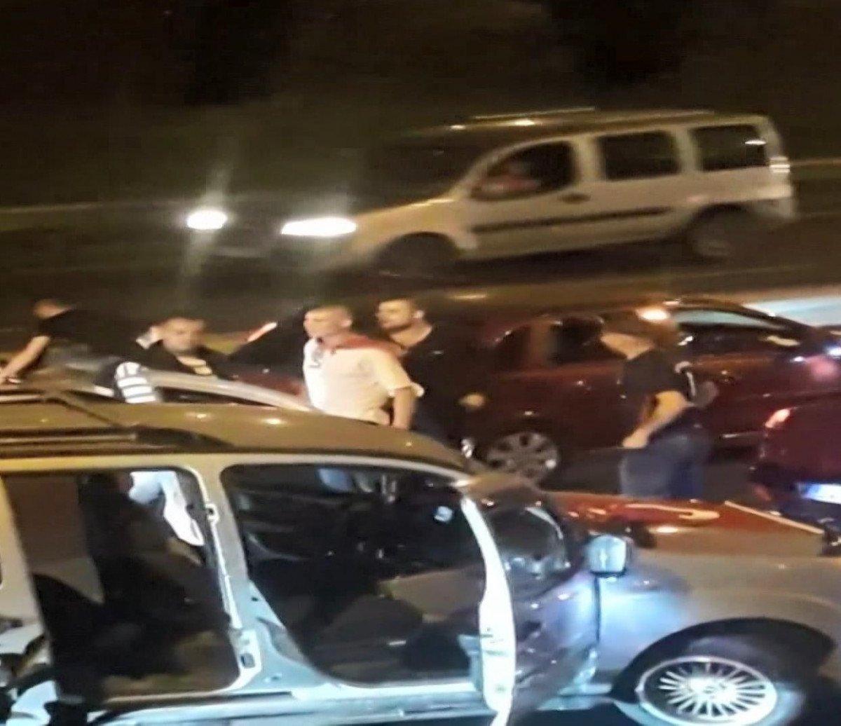 Esenler’de yolcu otobüsünün önünü kesip eğlendiler