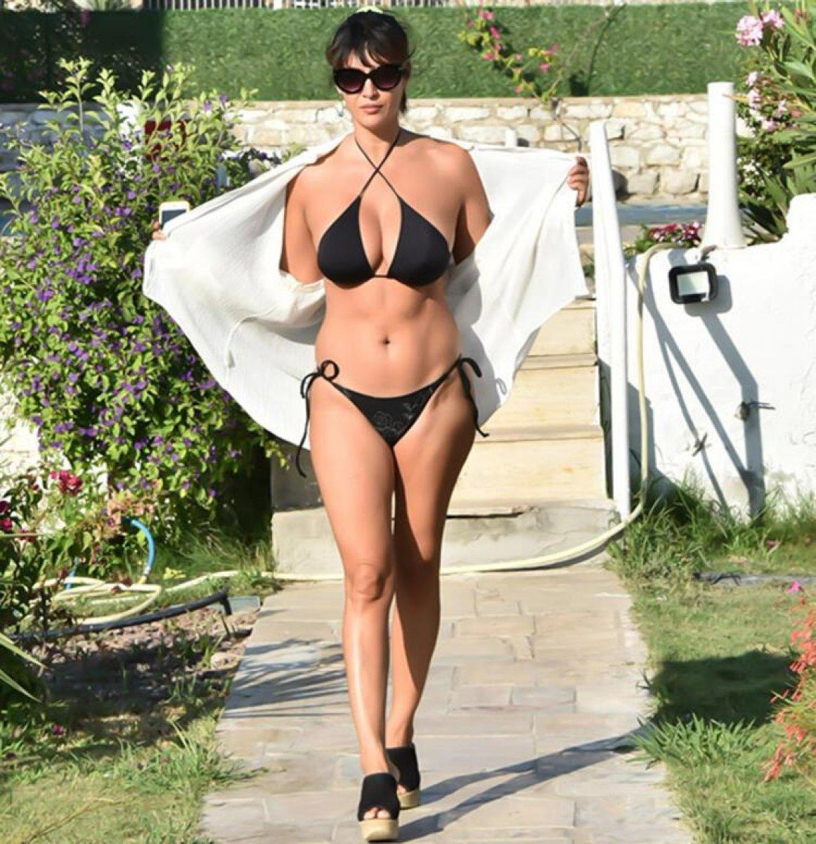 Tuğba Ekinci'den havuz başı pozları