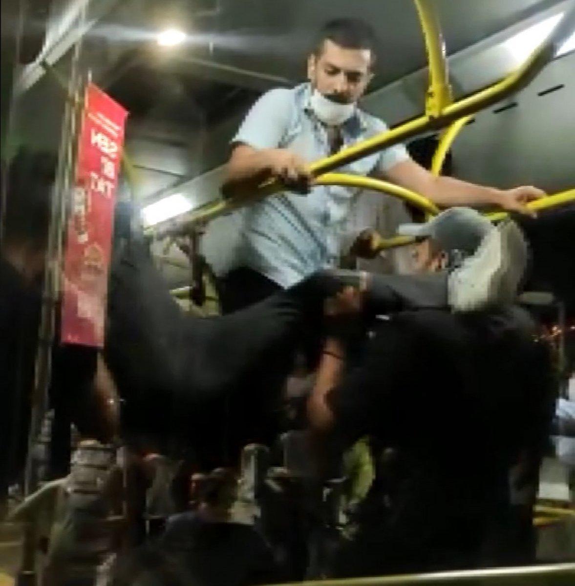 Üsküdar’da, otobüste maske kavgası