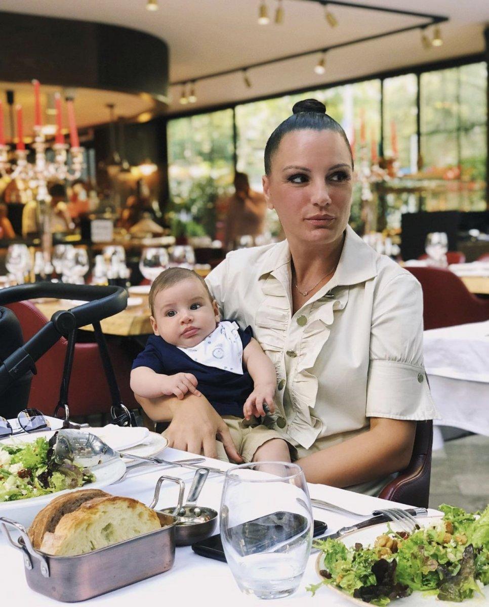 Görenler kardeşi sandı! Almeda Abazi'nin annesi hayrete düşürdü
