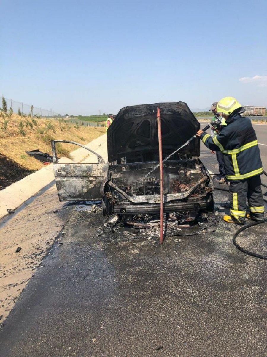 Manisa'da seyir halindeki otomobil yandı