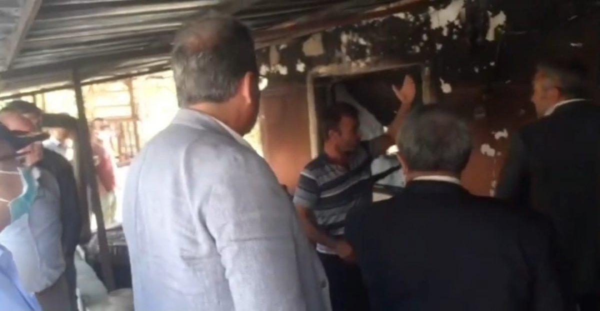 Osmaniye'deki vatandaş, yanan evine İyi Partili heyetin girmesini istemedi