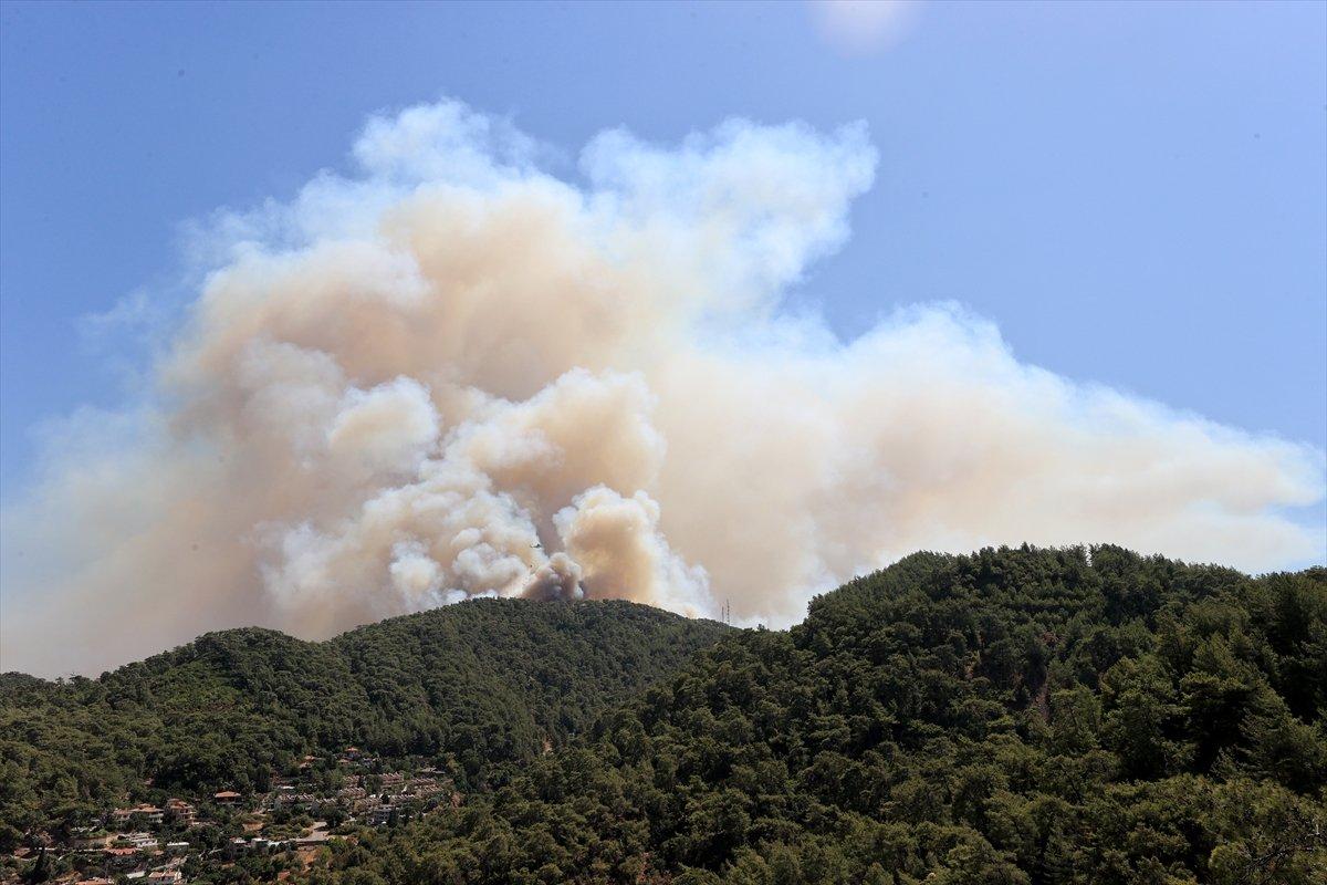 Marmaris'teki yangın kontrol altına alınmaya çalışılıyor