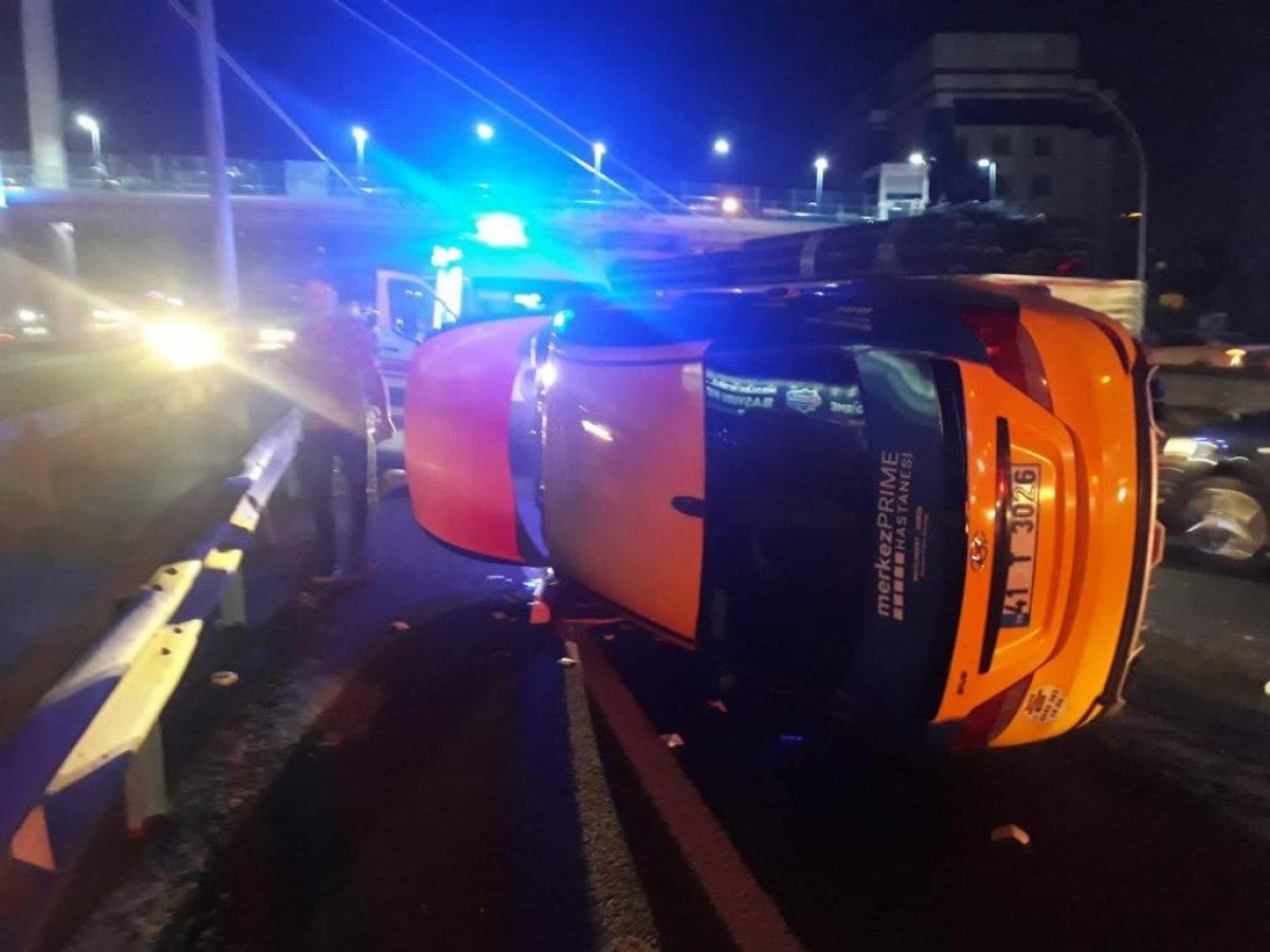 Kocaeli'de takla atan taksi sürücüsü yaralandı