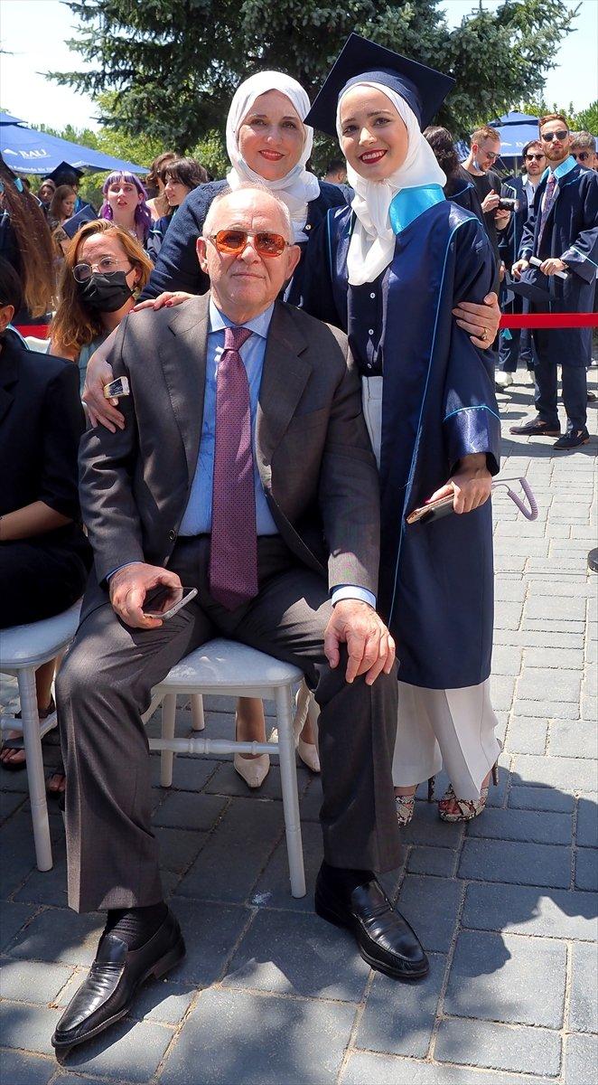 Suriyeli Yasmin Nayal, Türkiye'de üniversiteyi birincilikle bitirdi