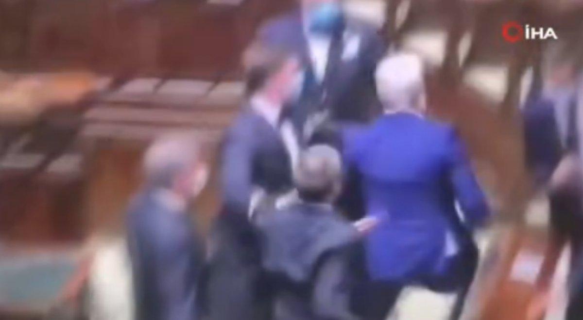 İtalya'da Temsilciler Meclisi'nde 'Yeşil Geçiş' protesto edildi