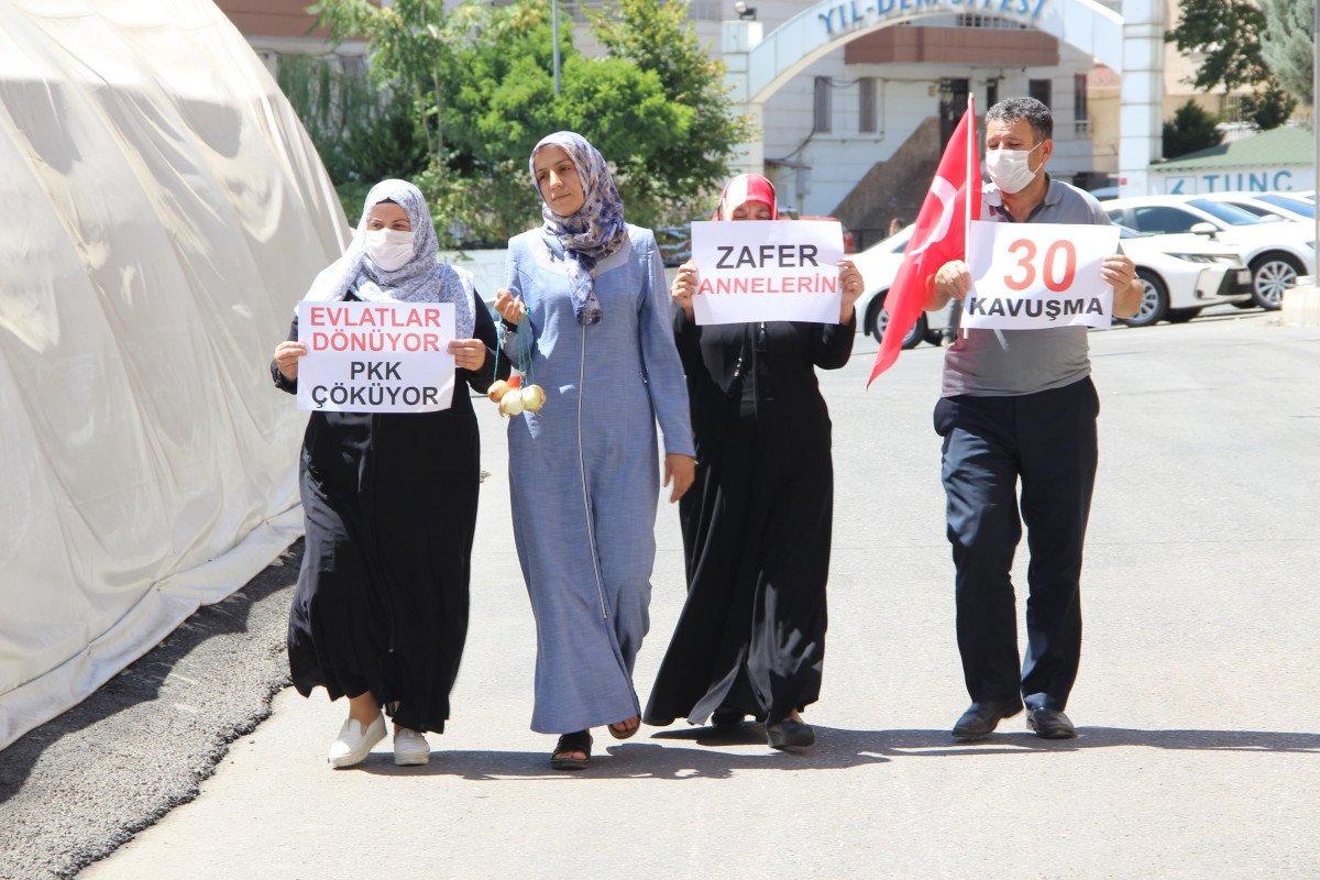 Evladına kavuşan Ayşegül Biçer, HDP binasına soğan astı